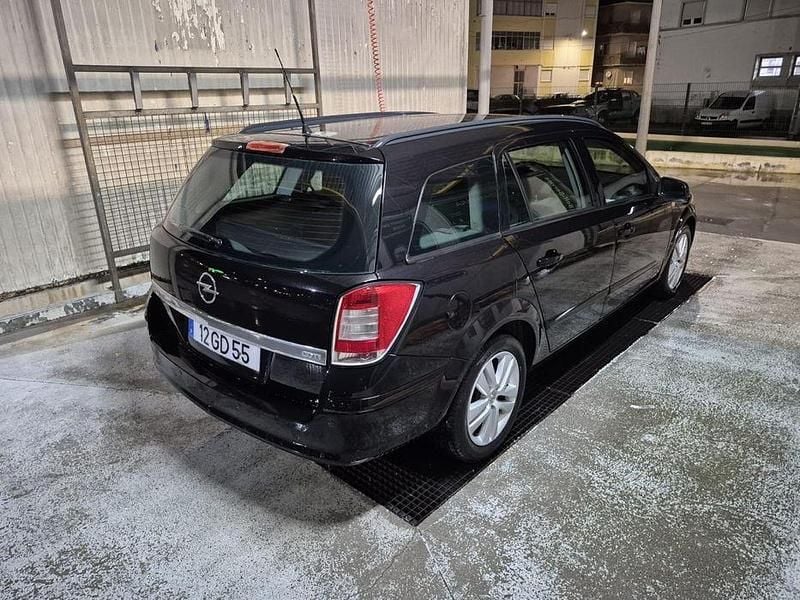Usado Opel Astra 90 HP (66 kW) 2008 Sedan