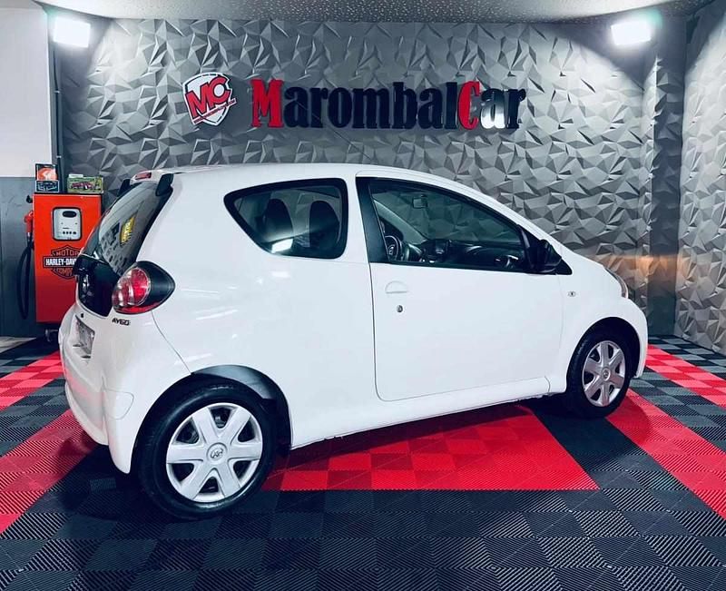 Usado Toyota Aygo X-play 69 HP (50 kW) 2013 Branco Citadino
