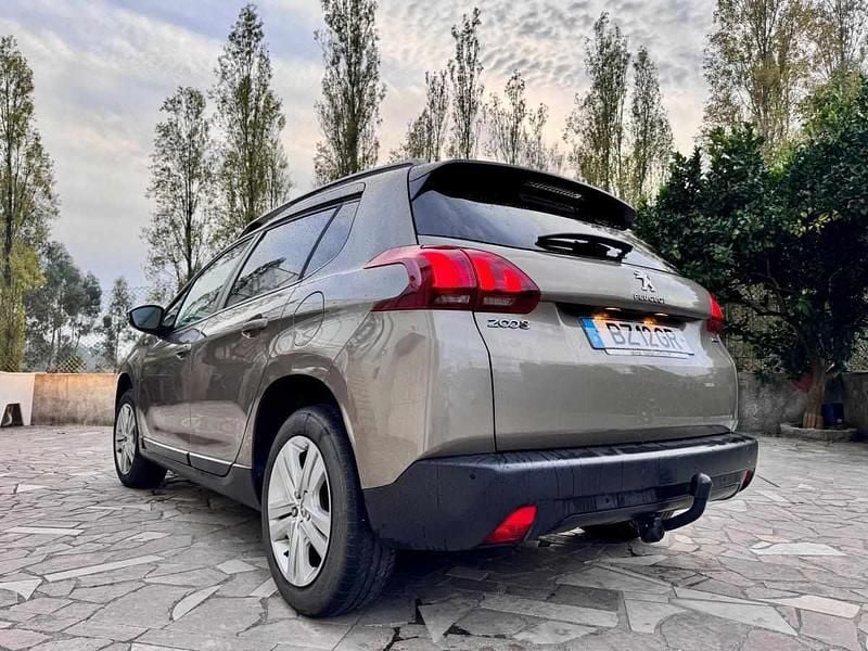 Usado Peugeot 2008 110 HP (80 kW) 2017 Cinzento SUV