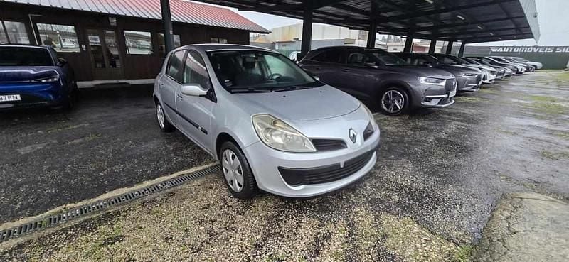 Usado Renault Clio II 68 HP (50 kW) 2008 Cinzento Citadino