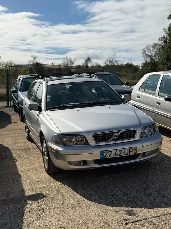 Cinzento Usado 2003 Volvo V40 Carrinha | € 3.900 - Imagem 1/4