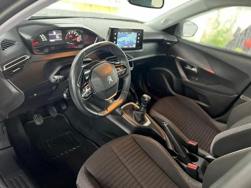 Usado Peugeot 2008 Allure 110 HP (80 kW) 2022 Cinza antracite SUV