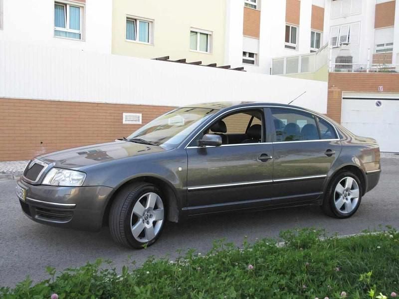 Usado Skoda Superb 131 HP (96 kW) 2005 Cinzento Sedan