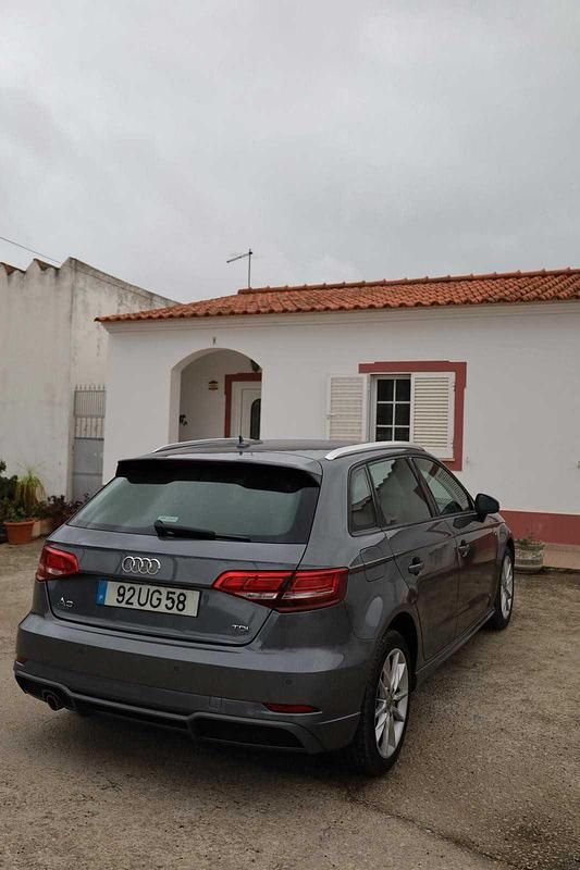 Usado Audi A3 110 HP (80 kW) 2018 Cinzento Sedan