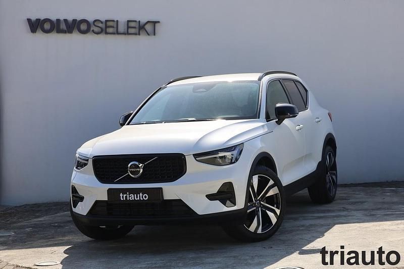 Cinzento Novo 2025 Volvo XC40 Plus SUV | € 44.700 (Preço justo) - Imagem 1/4