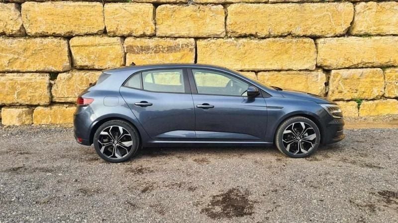 Usado Renault Mégane IV Intens 115 HP (84 kW) 2022 Cinzento Citadino