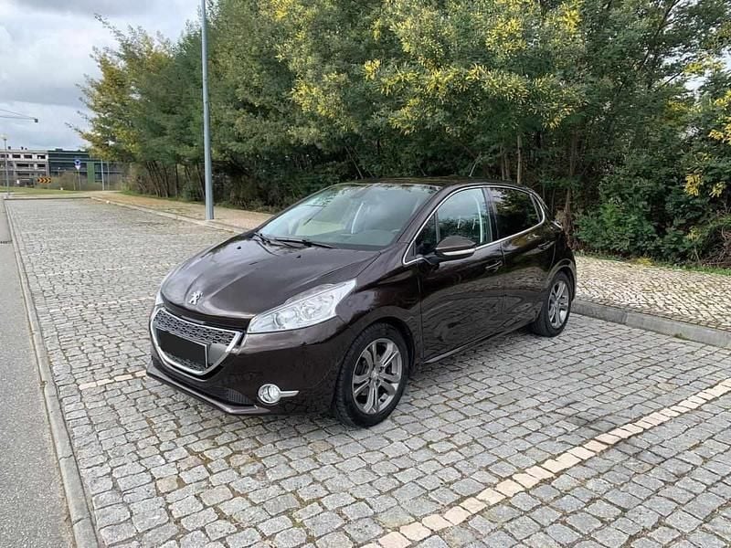 Vermelho Usado 2013 Peugeot 208 Citadino | € 6.900 (Preço justo) - Imagem 1/4