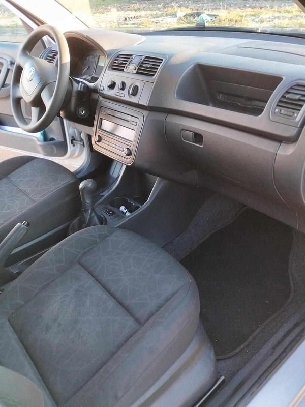 Usado Skoda Fabia 69 HP (50 kW) 2012 Cinzento Citadino