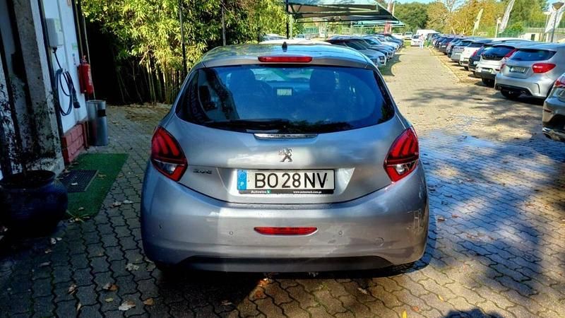 Usado Peugeot 208 Active 102 HP (75 kW) 2018 Cinzento Citadino