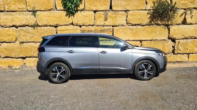Usado Peugeot 5008 Allure 130 HP (95 kW) 2019 Prateado Monovolume