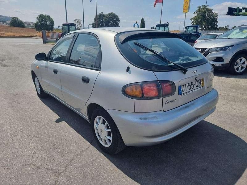 Usado Chevrolet Lanos 75 HP (55 kW) 2000 Cinzento Sedan