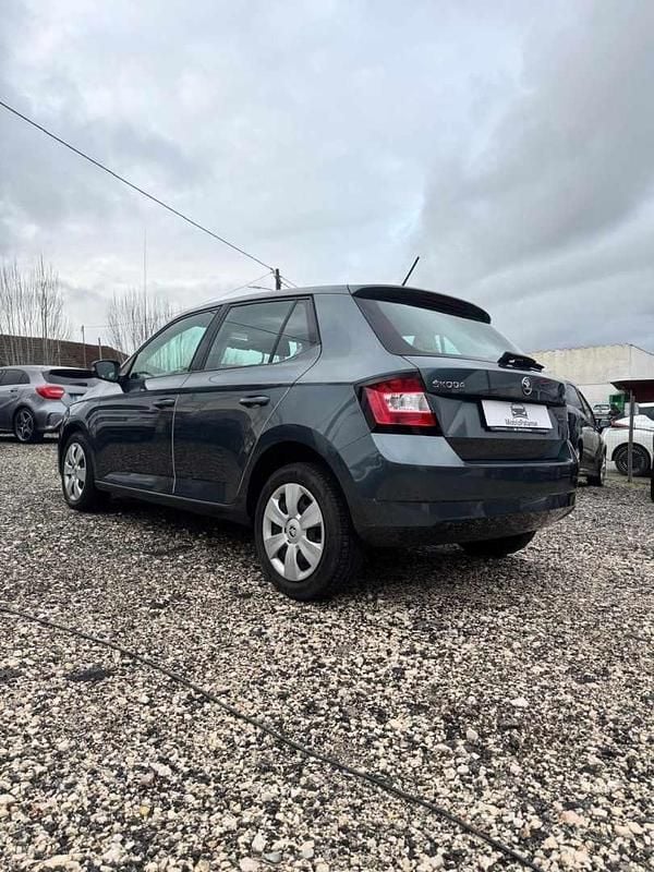 Usado Skoda Fabia 90 HP (66 kW) 2017 Cinzento Sedan
