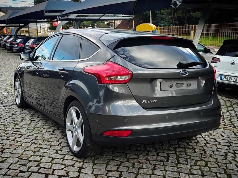 Usado Ford Focus 120 HP (88 kW) 2015 Cinzento