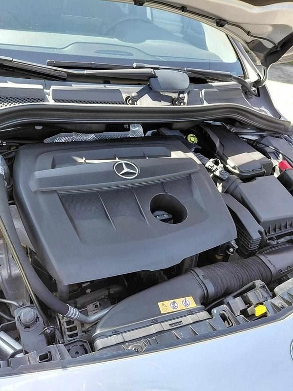 Usado Mercedes B180 109 HP (80 kW) 2017 Cinzento Monovolume