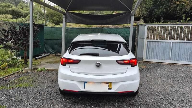Usado Opel Astra 105 HP (77 kW) 2019 Branco Citadino