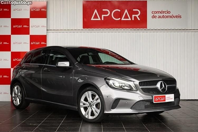 Cinza Usado 2017 Mercedes A180 Urban Citadino | € 15.750 (Preço justo) - Imagem 1/1