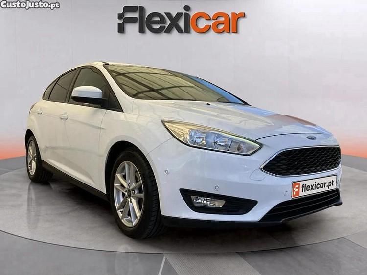 Branco Usado 2018 Ford Focus ST-Line Sedan | € 14.890 (Preço justo) - Imagem 1/1