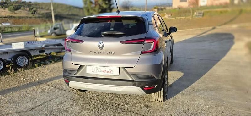 Usado Renault Captur 100 HP (73 kW) 2023 Cinza escuro SUV