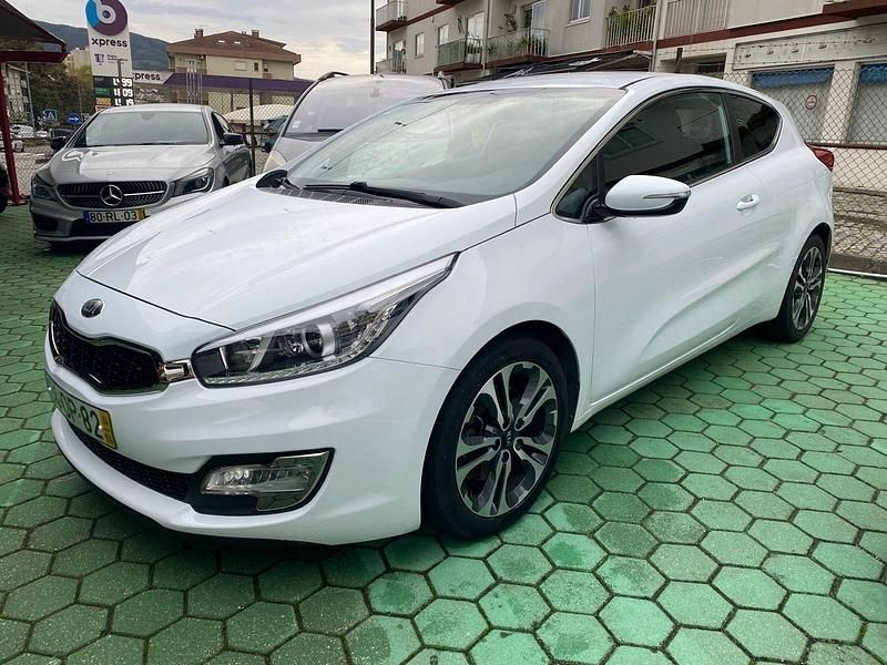Branco Usado 2014 Kia Ceed Sport Citadino | € 9.750 (Preço justo) - Imagem 1/4