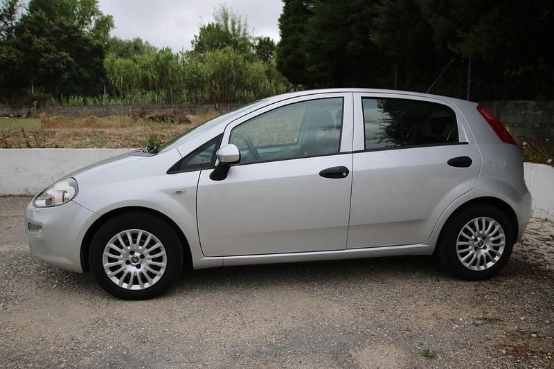 Cinza Usado 2016 Fiat Punto Easy Citadino | € 7.500 (Preço justo) - Imagem 1/4