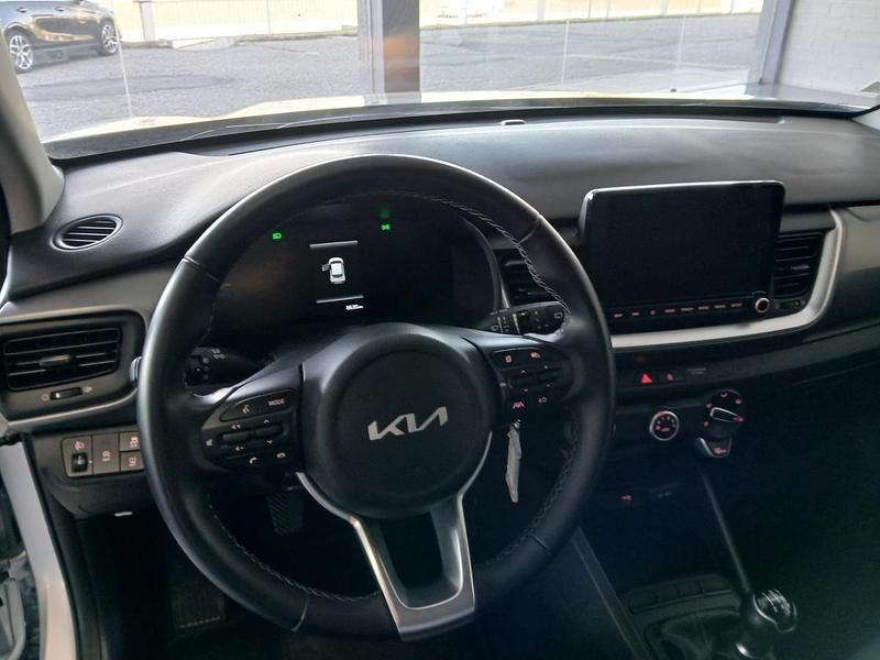 Usado Kia Stonic 84 HP (61 kW) 2025 Cinza SUV
