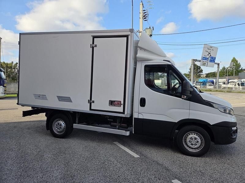 Usado Iveco Daily 150 HP (110 kW) 2018 Branco Carrinha