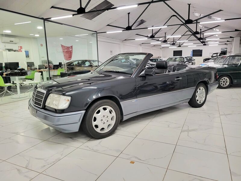Usado Mercedes E220 150 HP (110 kW) 1995 Preto Cabrios