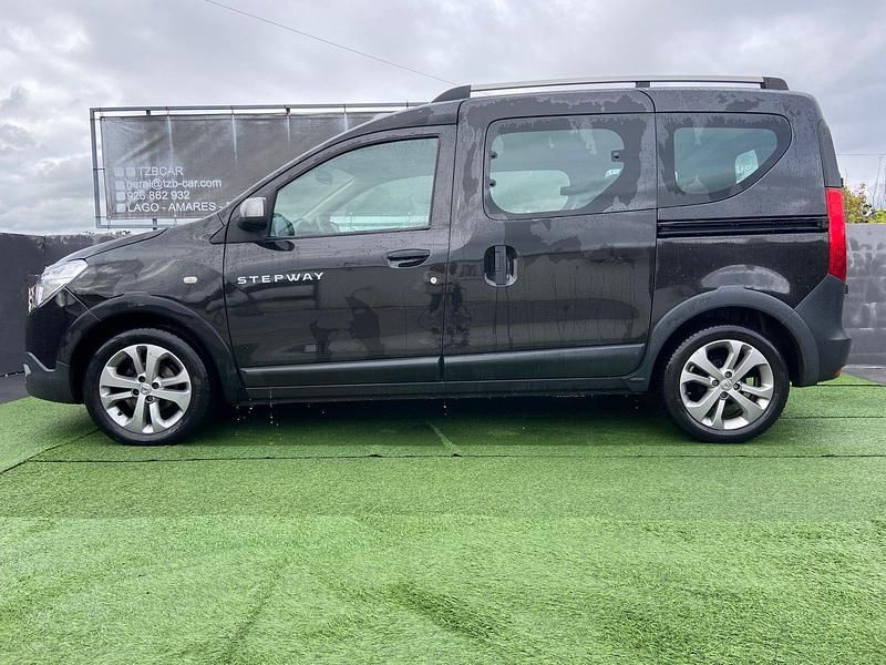 Usado Dacia Dokker Stepway 90 HP (66 kW) 2015 Preto Monovolume