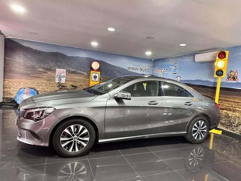 Cinza Usado 2018 Mercedes CLA180 Edition Sedan | € 21.500 (Preço justo) - Imagem 1/4