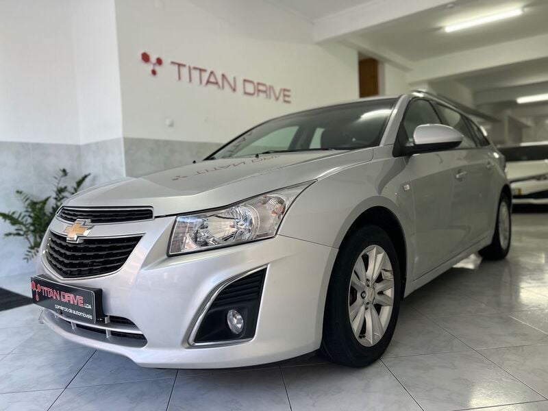 Cinza Usado 2013 Chevrolet Cruze LT Carrinha | € 8.900 - Imagem 1/4