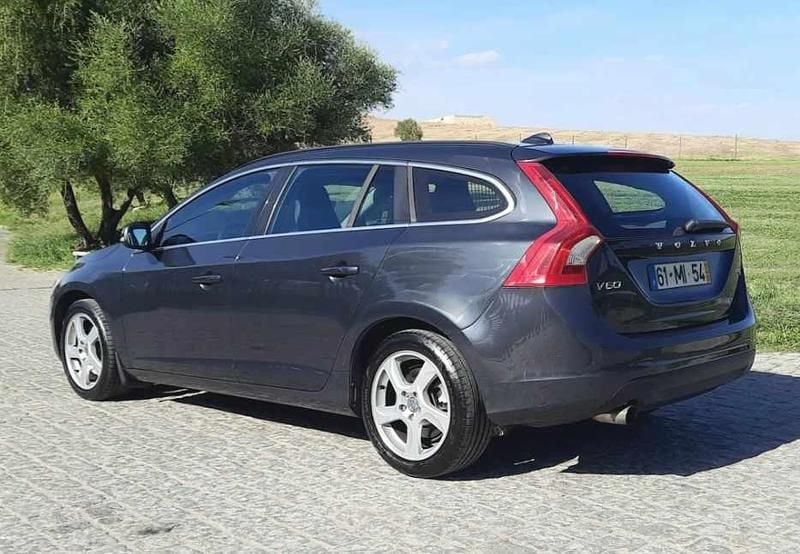 Usado Volvo V60 115 HP (84 kW) 2011 Cinzento Carrinha