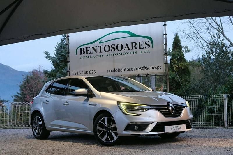 Cinza Usado 2016 Renault Mégane III Bose Edition | € 15.000 (Caro) - Imagem 1/4