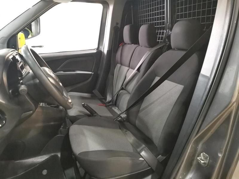 Usado Fiat Doblò 95 HP (69 kW) 2018 Cinzento Monovolume
