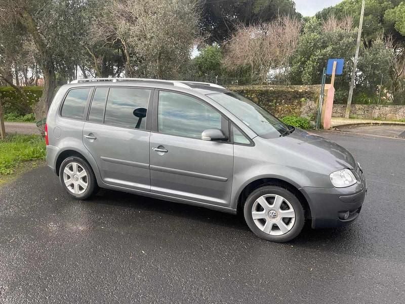 Usado VW Touran 140 HP (102 kW) 2004 Cinzento Monovolume