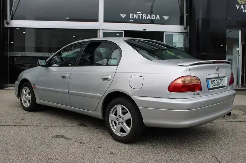 Usado Toyota Avensis Sol 110 HP (80 kW) 2002 Cinzento Sedan