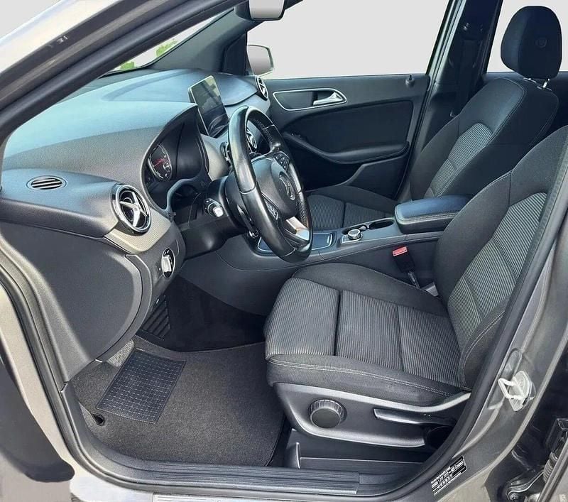 Usado Mercedes B180 Style 110 HP (80 kW) 2018 Preto Monovolume
