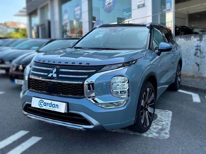 Cinza Usado 2025 Mitsubishi Outlander SUV | € 55.250 - Imagem 1/4