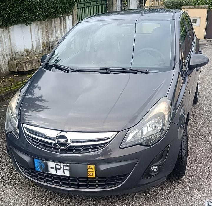 Cinzento Usado 2014 Opel Corsa Sedan | € 6.400 (Preço justo) - Imagem 1/4