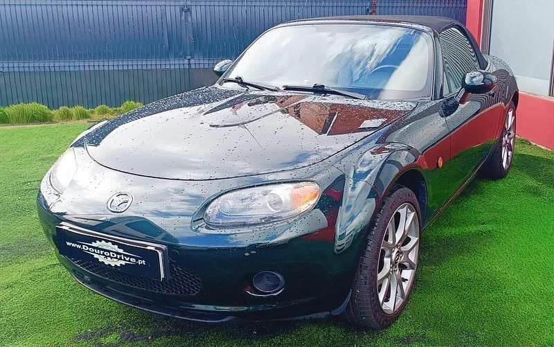 Usado Mazda MX5 Exclusive-Line 130 HP (95 kW) 2008 Verde escuro Cabrios