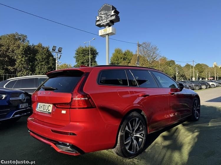 Vermelho Usado 2021 Volvo V60 R-Design Carrinha | € 35.750 (Preço justo) - Imagem 1/1