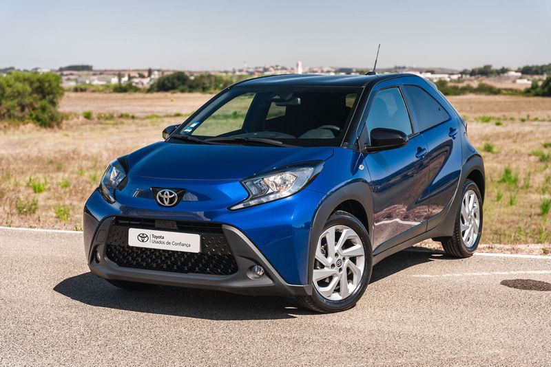 Azul (pintura metalizada) Usado 2024 Toyota Aygo Pulse Citadino | € 22.450 - Imagem 1/4