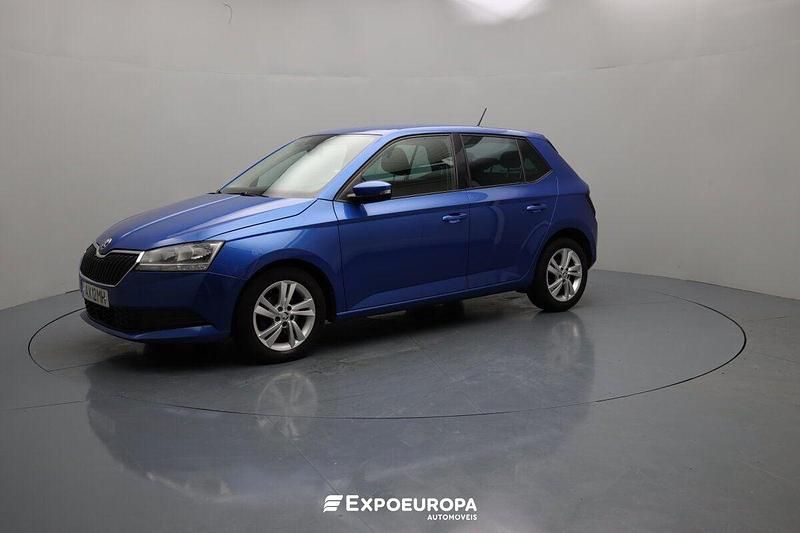Azul Usado 2021 Skoda Fabia Ambition Sedan | € 10.990 (Preço justo) - Imagem 1/4