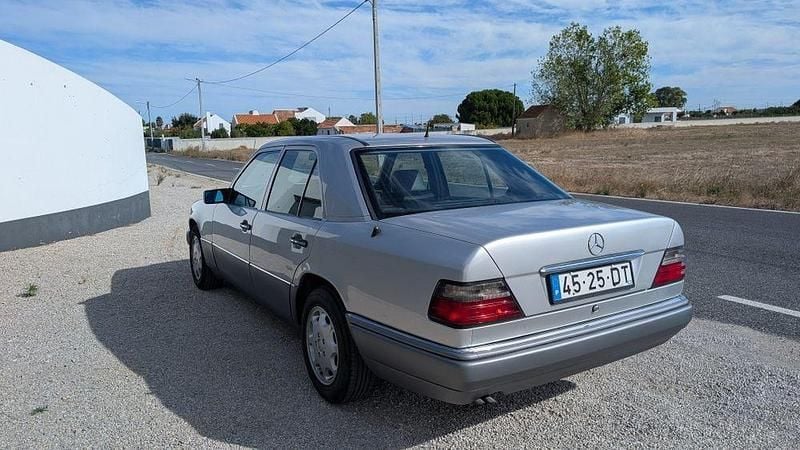 Usado Mercedes E200 136 HP (100 kW) 1994 Sedan
