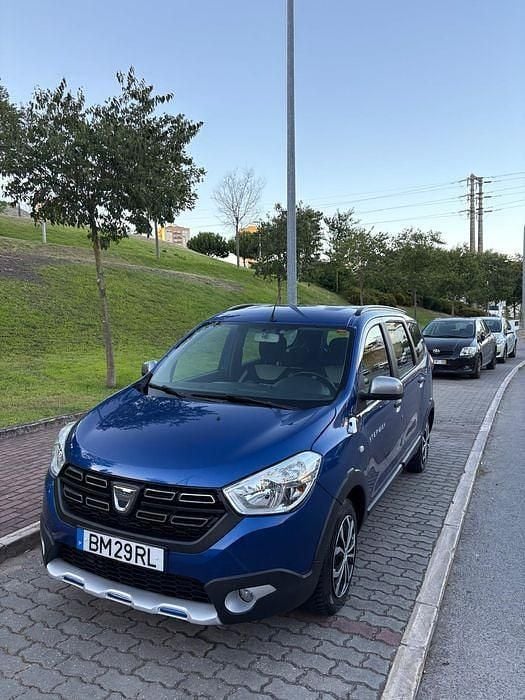 Usado 2021 Dacia Lodgy Stepway Monovolume | € 11.000 - Imagem 1/4