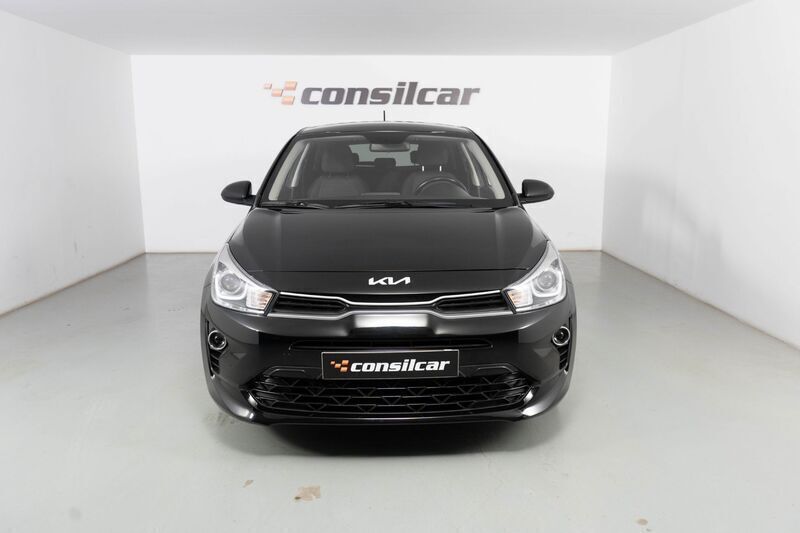 Preto Usado 2022 Kia Rio Citadino | € 14.890 (Preço justo) - Imagem 1/4
