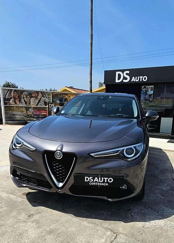 Usado Alfa Romeo Stelvio 180 HP (132 kW) 2018 Cinzento SUV
