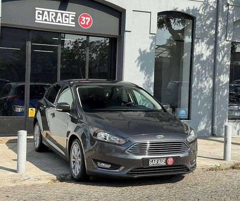 Cinzento Usado 2016 Ford Focus Titanium Sedan | € 11.490 (Preço justo) - Imagem 1/4