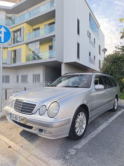 Usado 2001 Mercedes E220 Sedan | € 3.650 - Imagem 1/4