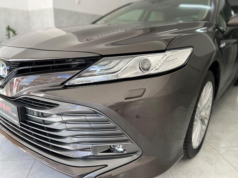 Usado Toyota Camry 218 HP (160 kW) 2021 Castanho Sedan