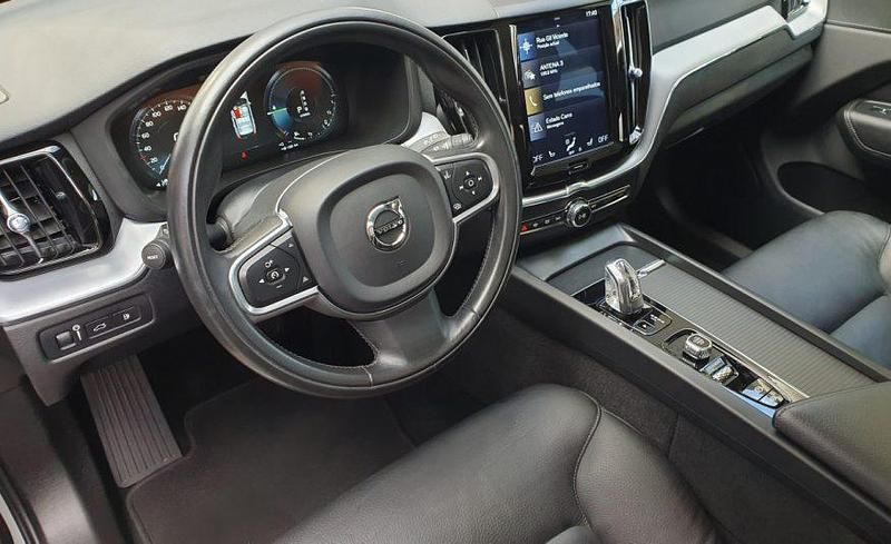 Usado Volvo XC60 Momentum 392 HP (288 kW) 2019 Cinzento SUV